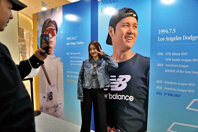 팬들이 3월17일 서울 롯데월드몰에서 진행된 서울시리즈 기념 '김하성·오타니 X 뉴발란스' 팝업 행사에서 기념촬영을 하고 있다. ⓒ연합뉴스