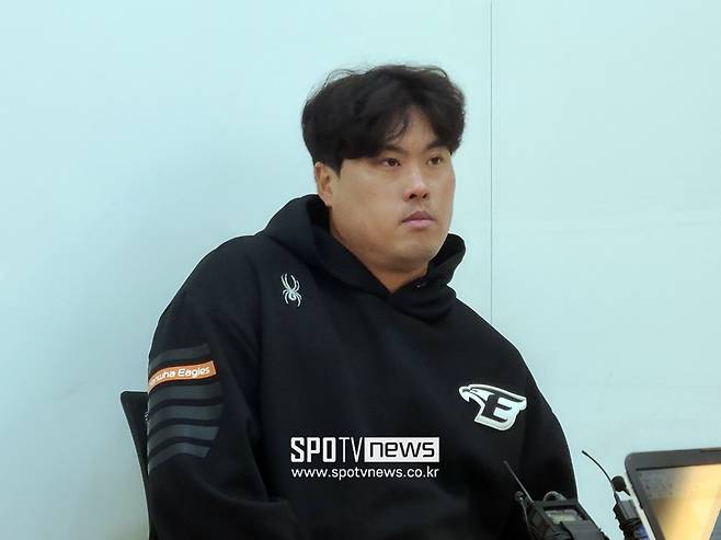 ▲ 한화 이글스 에이스 류현진은 실책 때문에 기가 죽어 있을 문현빈을 위로했다. ⓒ잠실, 김민경 기자