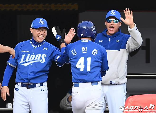 왼쪽부터 삼성 라이온즈 박진만 감독, 김현준, 이병규 수석코치. 김현준은 23일 KT 위즈와의 정규시즌 개막전에서 10회 대타 결승타를 터트렸다. 수원, 박지영 기자