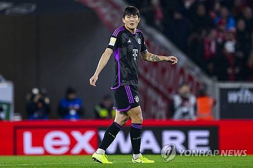 바이에른 뮌헨에서 주전 경쟁에 어려움을 겪고 있는 김민재가 이탈리아 인터 밀란 이적설과 연결된 가운데 전 소속팀 나폴리도 숟가락을 얹었다. 임대 이적을 고려하는 인터밀란처럼 나폴리도 임대로 데려올 수만 있다면 데려오고 싶다는 바람을 내비치고 있다. 김민재가 뮌헨에서 받고 있는 연봉을 모두 수용하기 어렵기 때문에 뮌헨이 일정 연봉을 부담할 것이라는 게 이탈리아 측 관측이다. 거꾸로 나폴리 입장에선 김민재를 적은 비용으로 활용할 수 있다. 연합뉴스