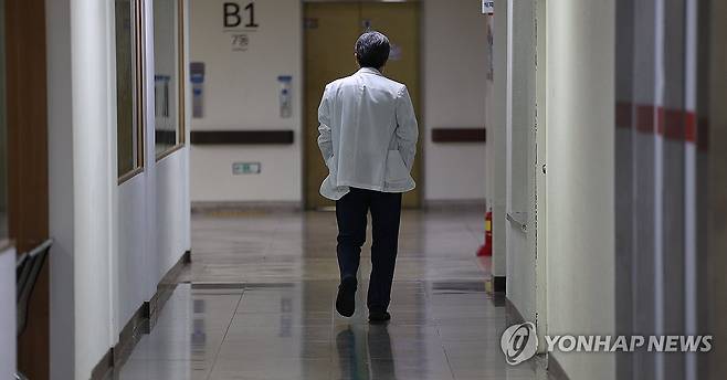 길어지는 의료 공백 (대구=연합뉴스) 윤관식 기자 = 전공의 집단행동이 이어지며 의료공백이 장기화하고 있는 22일 대구 한 대학병원에서 의료 관계자가 이동하고 있다.
    2024.3.22 psik@yna.co.kr
