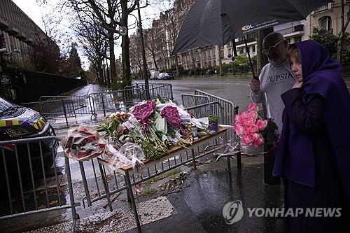 프랑스 파리 러시아 대사관 앞에 러시아인 등 시민이 놓고 간 추모 꽃들. [AP 연합뉴스]