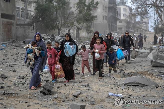 가자지구 최대도시 가자시티에서 이스라엘군과 하마스의 교전을 피해 이동하는 주민들 [AFP 연합뉴스 자료사진 재판매 및 DB 금지]