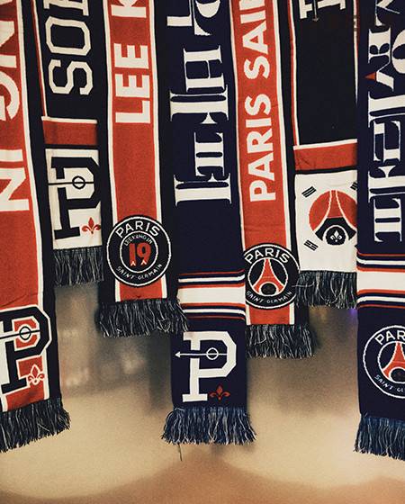 한글로 ‘음바페’가 적힌 머플러와 스카프.