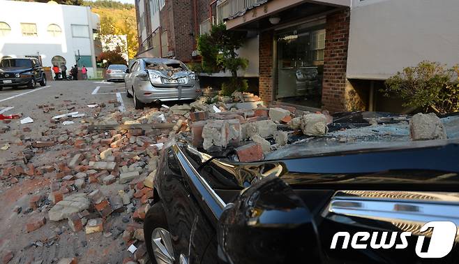 2017년 11월15일 경북 포항시에서 발생한 진도 5.4 규모의 지진으로 빌라 외벽이 무너지면서 차량이 파손된 모습..2017.11.15/뉴스1 ⓒ News1 최창호 기자