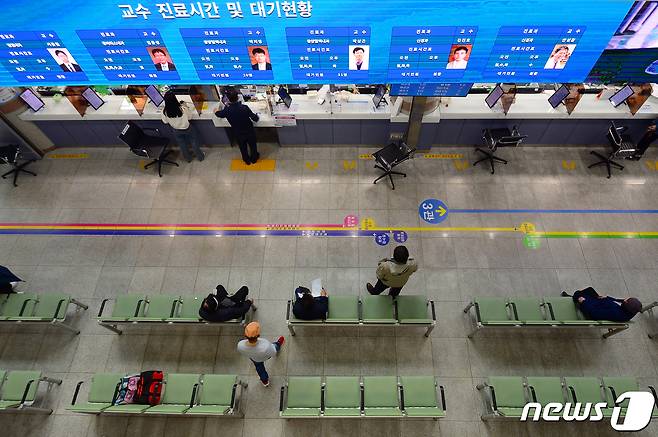 정부의 의대 증원 추진에 반발해 전국 의대 교수들이 '무더기 사직'을 예고한 25일 오전 광주 동구 조선대학교 병원이 한적한 모습을 보이고 있다. 2024.3.25/뉴스1 ⓒ News1 이승현 기자