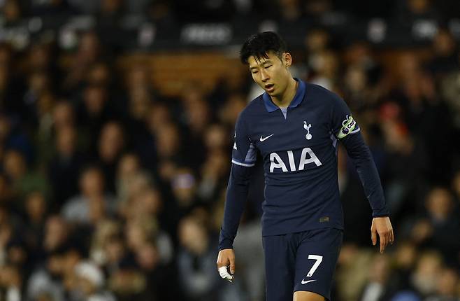 토트넘이 손흥민과의 재계약에 적극적이다. 다니엘 레비 회장의 경우 손흥민에 대한 사우디아라비아의 어떠한 제안도 모두 거절할 것으로 알려졌다. 손흥민은 이미 지난해 여름부터 사우디의 영입 대상에 오르며 화제가 되기도 했다. 당시 손흥민은 잉글랜드 프리미어리그(EPL)에 잔류하겠다는 의지를 직접 밝히기도 했다. 손흥민은 올 시즌 이후 토트넘과의 계약이 1년 남기에 토트넘이 그를 잡기 위해서는 다가오는 여름 이적시장에서 재계약을 체결해야 할 것으로 보인다. 로이터연합뉴스