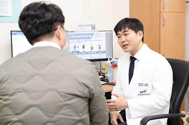 이병찬 교수의 진료 모습.