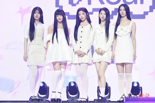 첫 번째 미니 앨범 '슈퍼 리얼 미(SUPER REAL ME)' 데뷔 쇼케이스에 참석한 그룹 '아일릿'(ILLIT/ 윤아 민주 모카 원희 이로하). ⓒ이혜영 기자 lhy@hankooki.com