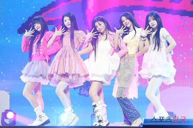 첫 번째 미니 앨범 '슈퍼 리얼 미(SUPER REAL ME)' 데뷔 쇼케이스에 참석한 그룹 '아일릿'(ILLIT/ 윤아 민주 모카 원희 이로하). ⓒ이혜영 기자 lhy@hankooki.com