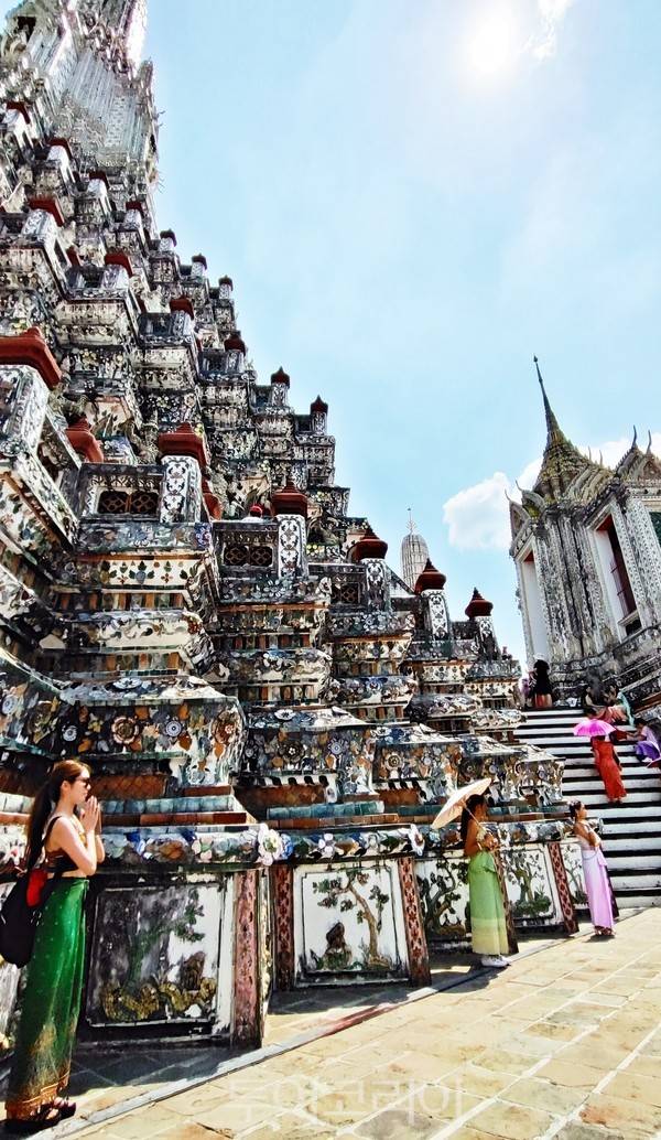 화려한 전통의상을 입고 사진을 찍는 방문객들