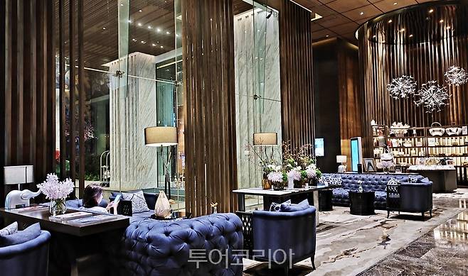 감각적인 인테리어가 돋보이는 호텔 로비 (사진. 김관수)