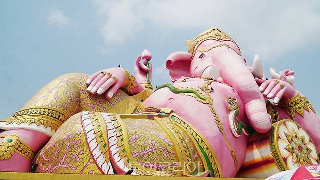 왓 사만 라따나람의 상징 핑크빛 가네샤 상 (사진. 김관수)