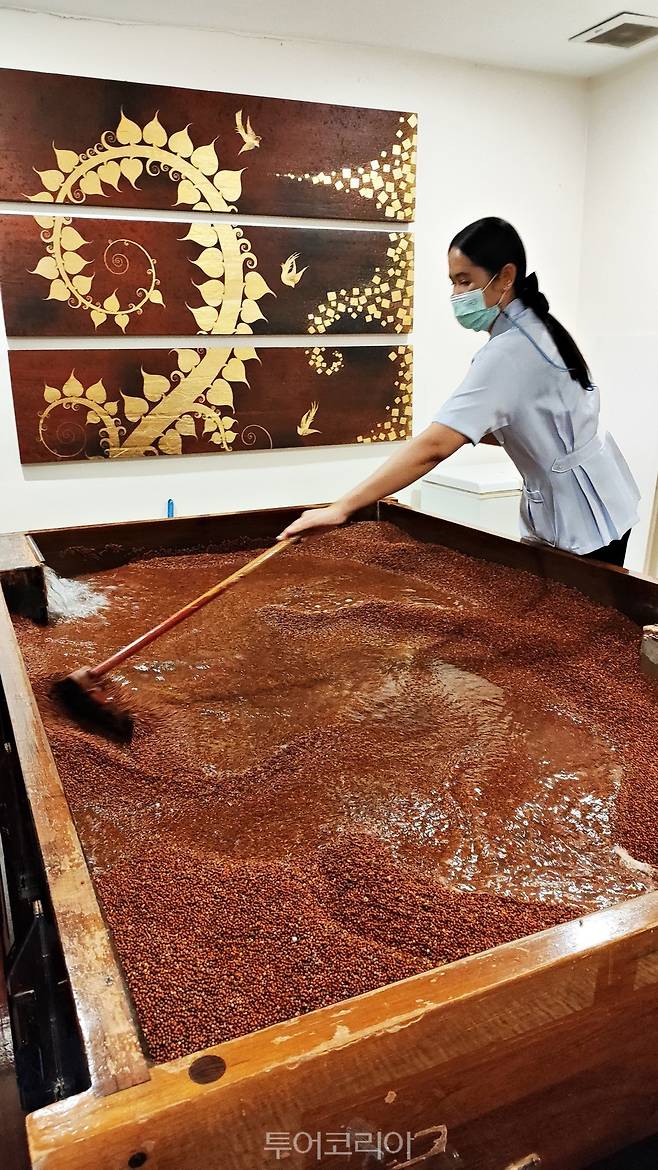 노폐물과 지방을 제거하는 일본식 모래찜질 요법 (사진. 김관수)