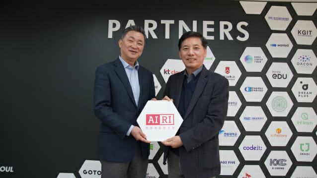 전영표 이노베이션아카데미 학장(오른쪽)과 김영환 인공지능연구원 대표가 업무협약을 맺고 있다.