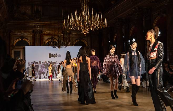 프랑스 파리 웨스틴 방돔 호텔에서 22일 열린 ‘모드 앳 파리(Mode at paris) 2024’ 패션쇼에 아바타 모델과 실제 모델들이 함께 런웨이에 등장했다. /뉴스1