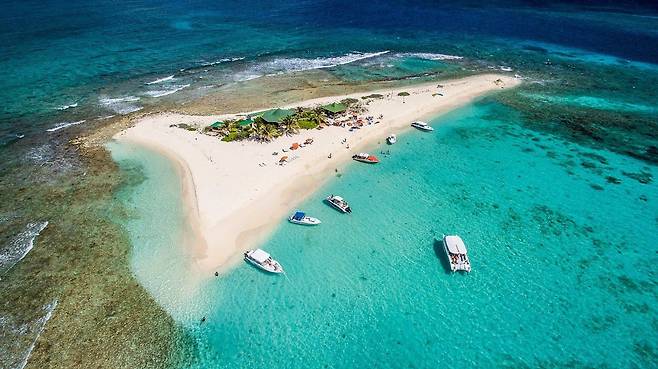 관광이 주수입원인 카리브해의 영국령 작은 섬 앵귈라의 해변/앵귈라 관광청