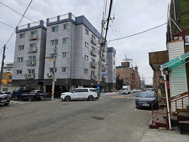 지난 22일 방문한 인천 계양구 효성동 '계양롯데캐슬 파크시티' 공사현장 인근 구축 빌라 단지들./ 방재혁 기자