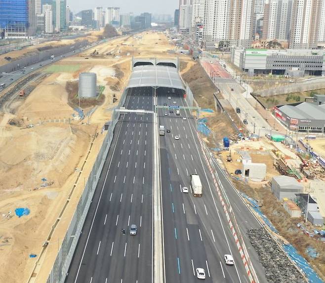 경부고속도로 동탄JCT~기흥동탄IC 구간이 직선·지하화 공사를 마치고 이달 28일 오전 5시 개통한다.ⓒ국토교통부