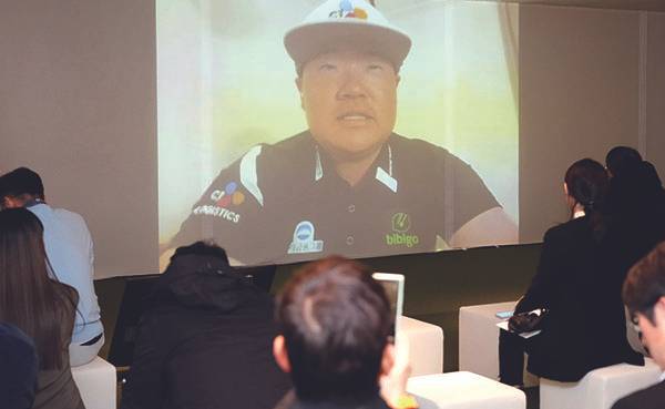 미국에서 화상 인터뷰를 하고 있는 임성재 프로. 사진 민학수 기자