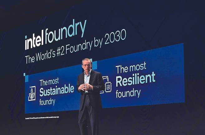 팻 겔싱어 인텔 최고경영자(CEO)가 2월 21일 열린 ‘IFS(인텔 파운드리 서비스) 다이렉트 커넥트’에서 파운드리 계획을 밝히고 있다. 사진 인텔