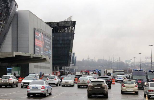 23일(현지시간) 러시아 모스크바 북서부 크라스노고르스크의 '크로커스 시티홀' 공연장 모습. 전날 이 공연장에서는 무차별 총격·방화 테러로 200명 이상의 사상자가 발생했다. 모스크바=연합뉴스