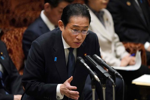 기시다 후미오 일본 총리가 25일 도쿄 의사당에서 참의원 예산위원회에 출석해 의원 질의에 답하고 있다. 도쿄=AFP 연합뉴스