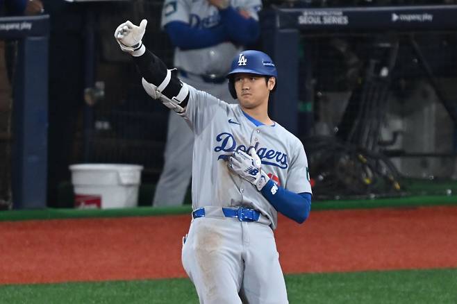 오타니 쇼헤이가 20일 서울 고척스카이돔 MLB 월드투어 서울시리즈 LA다저스 대 샌디에이고 파드리스전에서 3회초 안타를 날리고 기뻐하고있다.고척돔=정시종 기자&nbsp;