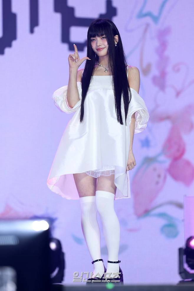 그룹 아일릿(ILLIT) 이로하가 25일 오후 서울 용산구 블르스퀘어 마스터카드홀에서 열린 미니 1집 'SUPER REAL ME' 발매 기념 쇼케이스에 참석해 포즈를 취하고 있다. 아일릿은 '르세라핌' '뉴진스'에 이어 하이브가 탄생시킨 세 번째 걸그룹이자, '엔하이픈' 소속사 빌리프랩이 만든 첫 걸그룹이다. 서병수 기자 qudtn@edaily.co.kr /2024.03.25/