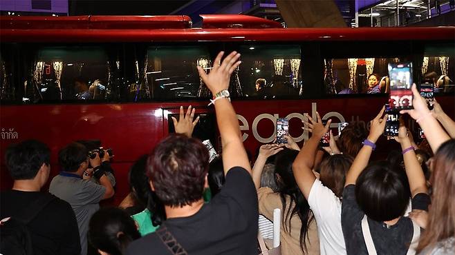 한국 축구대표팀, 뜨거운 환영 속 태국 도착 [사진 제공:연합뉴스]