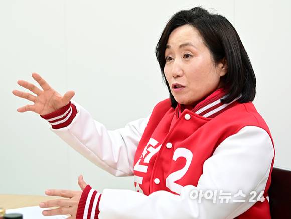 전주혜 국민의힘 강동갑 후보자가 지난 21일 오후 서울 강동구에 위치한 선거사무소에서 아이뉴스24와 인터뷰를 하고 있다. [사진=곽영래 기자]