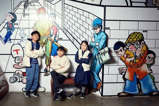 한국만화박물관을 찾은 이서준·황민하·최은서(왼쪽부터) 학생기자가 한국 만화 발전 과정에 등장한 캐릭터들과 포즈를 취했다.