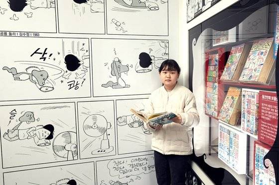 여러 작가가 그린 각각의 만화를 한 권의 잡지로 모아 주간·월간 등 일정한 주기로 발행했던 만화잡지를 살펴보는 황민하 학생기자.