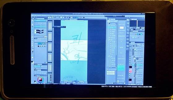 웹툰은 종이에 펜으로 원고를 그리는 지면 만화와는 달리, 컴퓨터 프로그램을 이용해 태블릿에 전자펜으로 그림을 그린다.