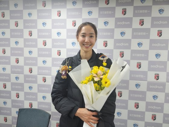25일 PO 2차전에서 승리한 뒤 꽃다발을 선물받은 한송이. 사진 한국배구연맹