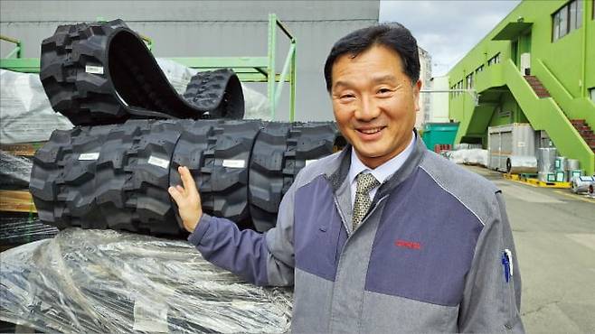이윤환 동일고무벨트 대표가 부산 금사동 본사에서 대형 중장비에 장착되는 러버트랙에 대해 설명하고 있다.  최형창 기자