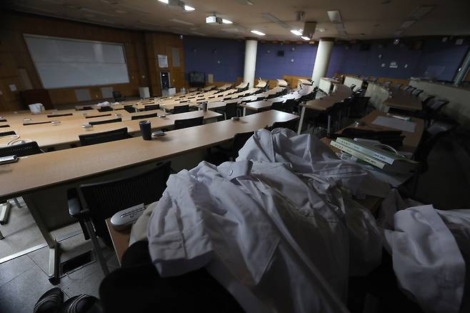 전국 의대 교수들의 집단 사직이 시작된 25일 대구 한 의과대학 강의실이 조용한 모습을 보이고 있다. / 사진=연합뉴스