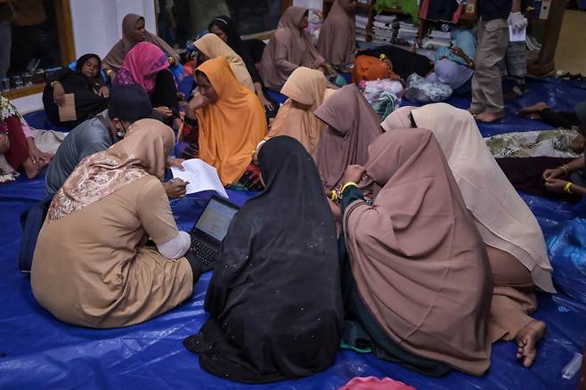 인도네시아 임시 거처 도착한 난민들 지난 23일 인도네시아 웨스트아체주 메울라보에 있는 임시 거처에 도착한 로힝야 난민들이 휴식을 취하고 있다. AFP연합뉴스