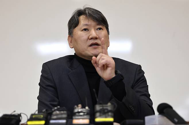 Kim Chang-soo, a preventative medicine and public health professor at Yonsei University who heads the Medical Professors Association of Korea, speaks during a press briefing held at the Yonsei Medical Center in Seoul, Monday. (Yonhap)