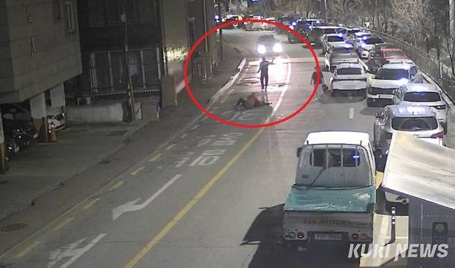 CCTV 관제요원의 구조 요청을 듣고 찾아온 시민이 도로에 쓰러진 주취자들을 차량으로부터 보호하고 있다.