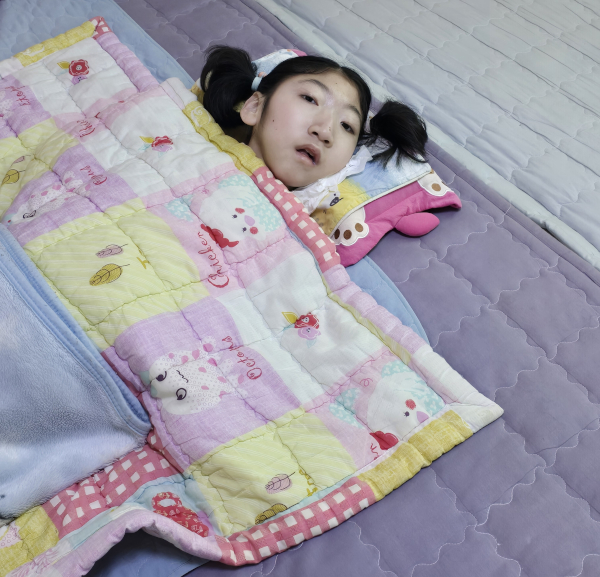 뇌병변 장애를 앓고 있는 하음이가 지난 18일 서울 성북구 집에서 텔레비전을 보고 있다.