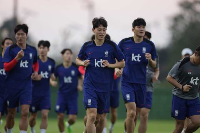 한국 축구 대표팀 선수들이 24일 태국 사뭇쁘라칸의 윈드밀 풋볼클럽 훈련장에서 현지 적응훈련을 하고 있다. 대한축구협회 제공