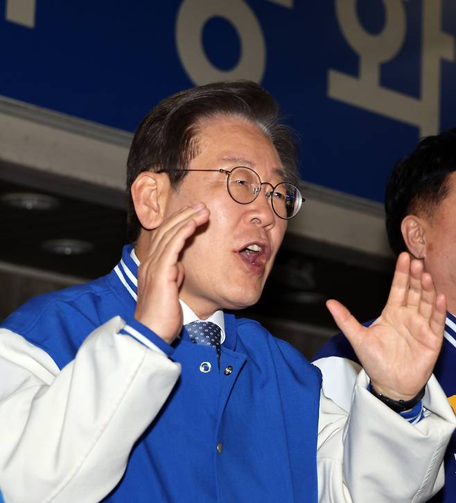 더불어민주당 이재명 대표가 25일 오후 경남 양산시 남부시장에서 지지를 호소하며 외치고 있다. [사진 = 연합뉴스]