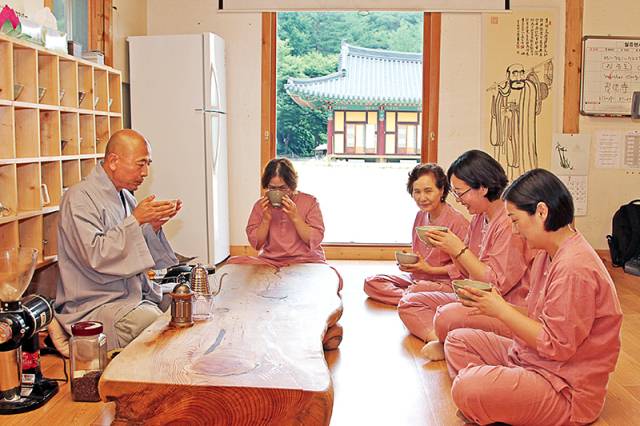 현덕사 템플스테이는 지난해 1,000명이 넘는 여행객이 찾아올 정도로 인기가 높다.