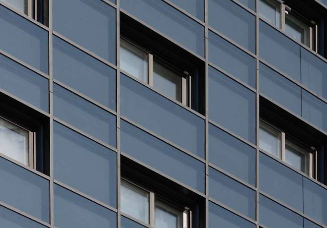 KCC글라스의 커튼월 룩 전용 유리 ‘씨룩스’가 시공된 아파트 외벽 모습. [KCC글라스 제공]