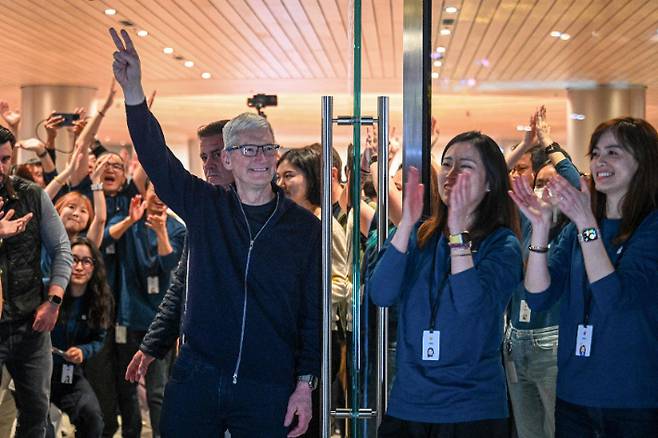 21일 중국 상하이 애플 새 매장 찾은 팀 쿡. 연합뉴스