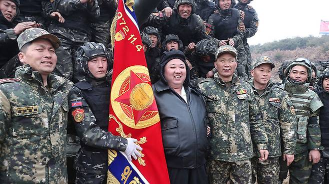 지난 13일 조선인민군 땅크(탱크)병대연합부대간 대항훈련경기를 지도한 김정은 북한 국무위원장