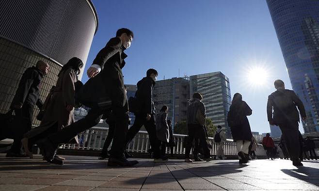 일본 도쿄의 시부야역 앞에서 출근하는 시민들 모습. AP연합뉴스