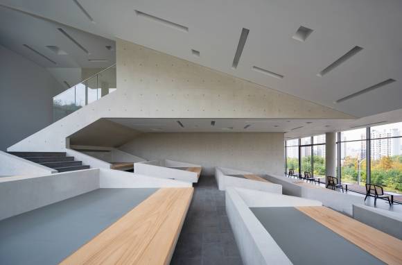 3층과 4층을 연결하는 곳에 콘크리트와 나무로 만들어진 평상 스탠드가 설치돼 있다.  김재윤 작가 제공