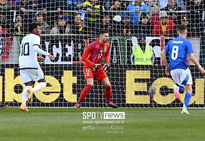 ▲ 토트넘 홋스퍼 주전 골키퍼 굴리엘모 비카리오가 25일 에콰도르와 평가전을 통해 이탈리아 대표팀 소속으로 A매치 데뷔전을 펼쳤다.